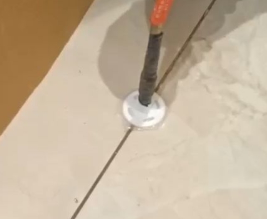 南陵瓷砖空鼓维修公司专业解答瓷砖在铺贴过程中，如果没有涂抹均匀到位的粘结材料（如水泥砂浆或瓷砖胶），可能会导致以下问题