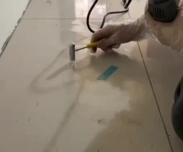南陵瓷砖开裂维修公司专业分享瓷砖在铺贴前如果没有沥干水分，将会导致以下问题